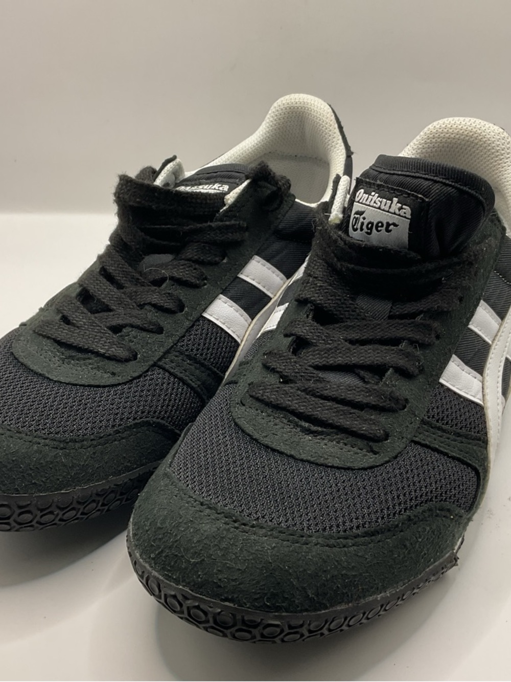 Onitsuka Tigers Ultimate 81 SD Sneakers Black and White US 6 HN201